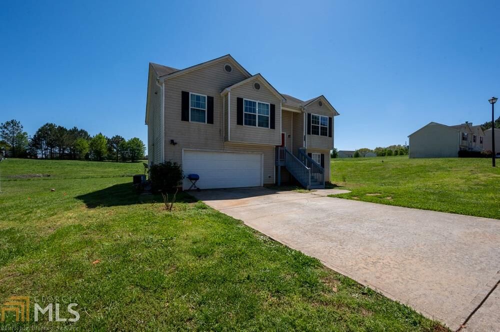 Property Photo: 900 Rosewood Ln GA 30656