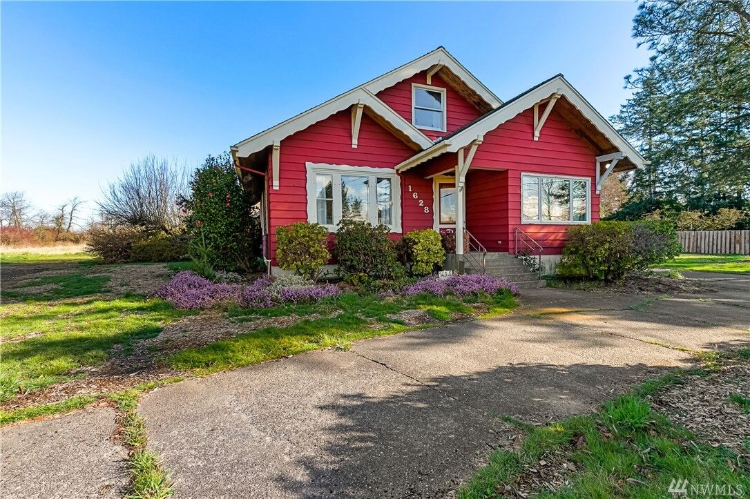 Property Photo:  1628 Main St  WA 98248 