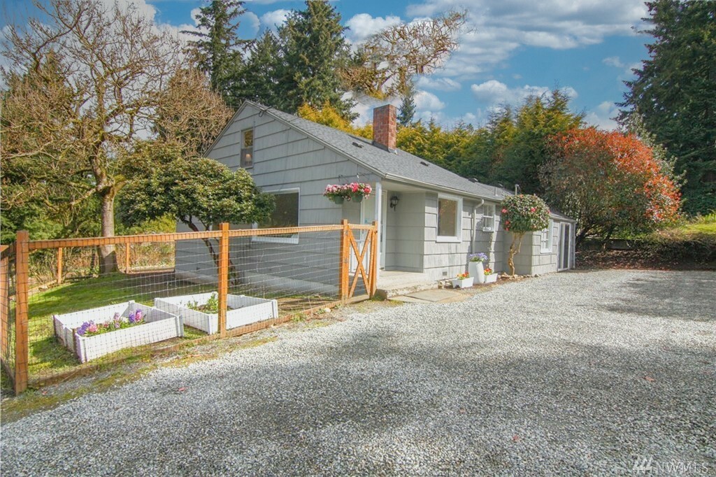 Property Photo:  1402 N 145th St  WA 98133 