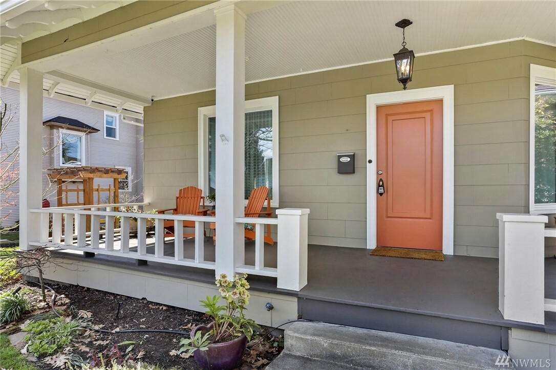 Property Photo:  2426 Baker Ave  WA 98201 