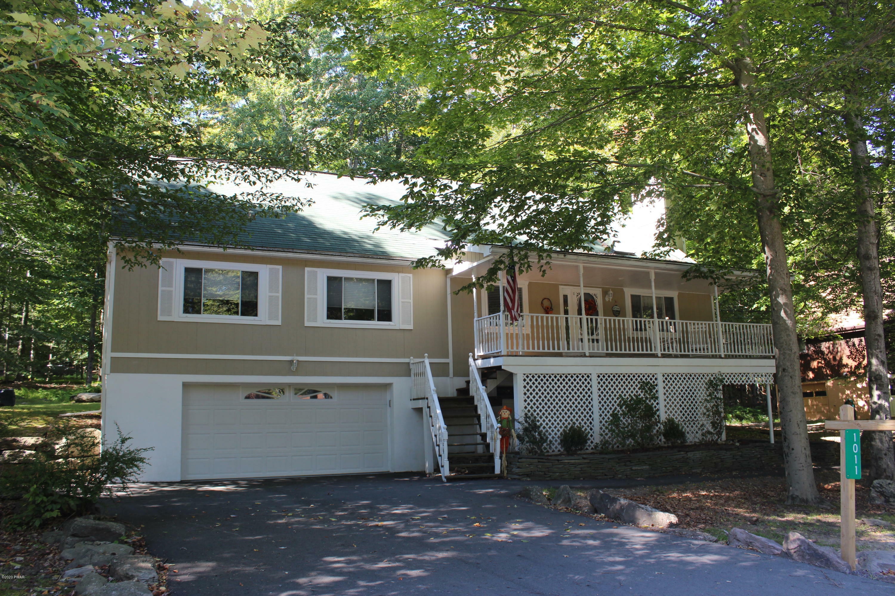 Property Photo:  1011 Fawnhill Court  PA 18436 