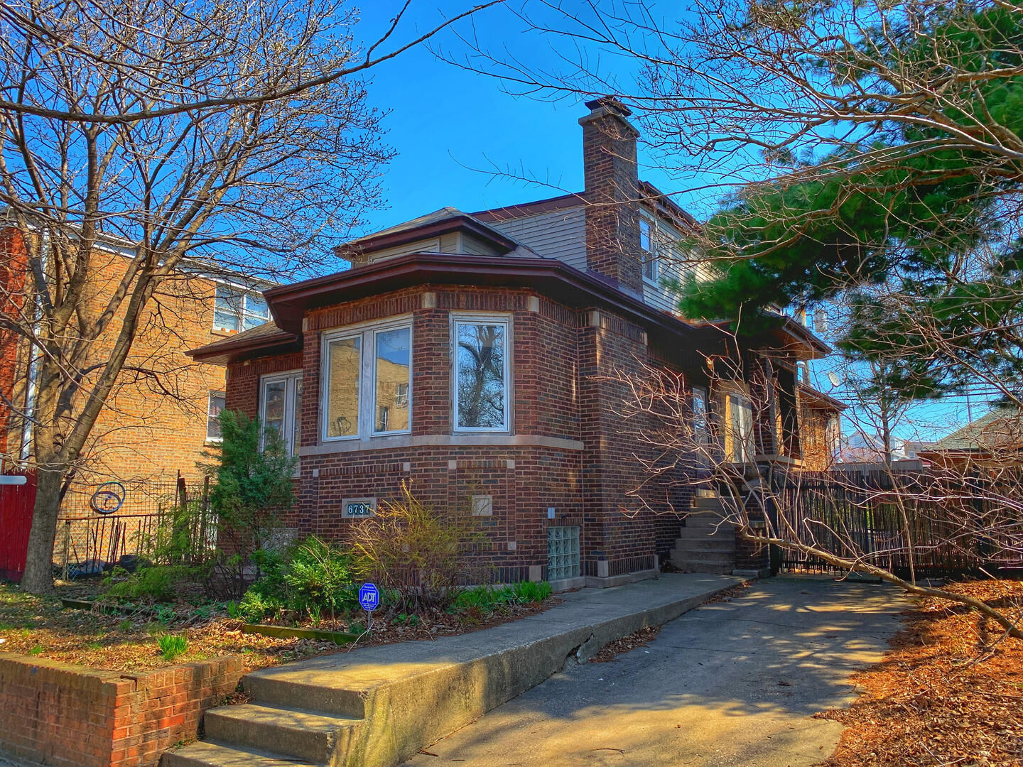 Property Photo: 6737 N Hermitage Avenue IL 60626