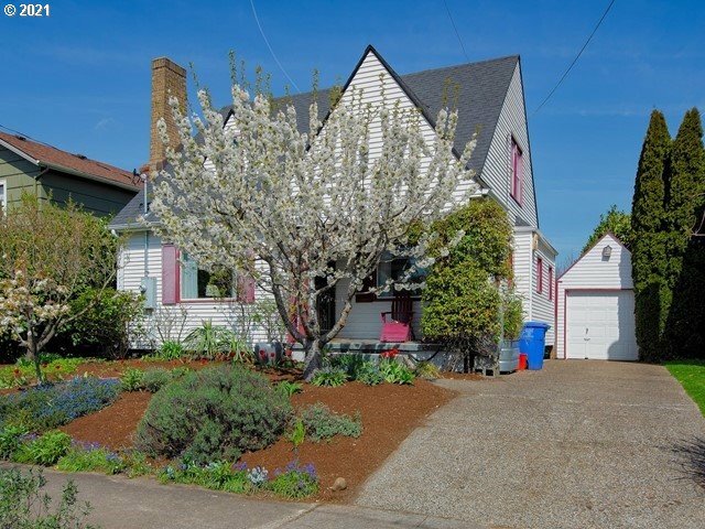 Property Photo: 1329 NE Ainsworth St OR 97211