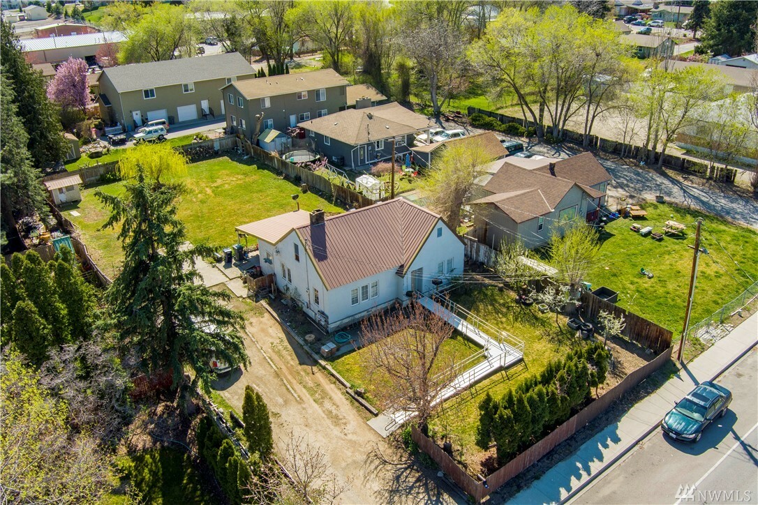 Property Photo: 1305 9th St WA 98801