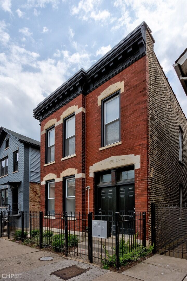 Property Photo:  1707 W Augusta Boulevard 2F  IL 60622 
