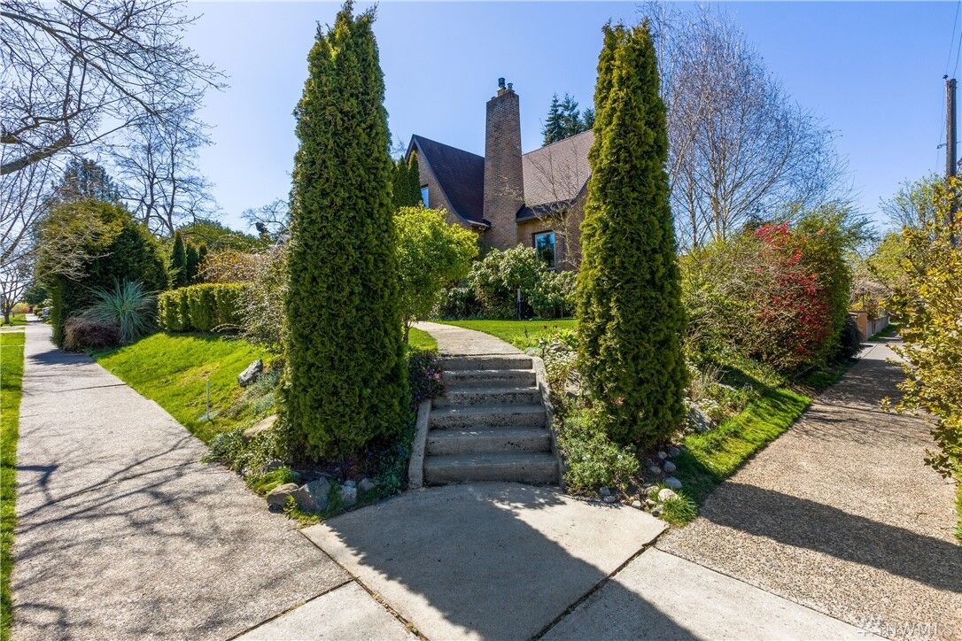 Property Photo:  702 S Monroe St  WA 98405 