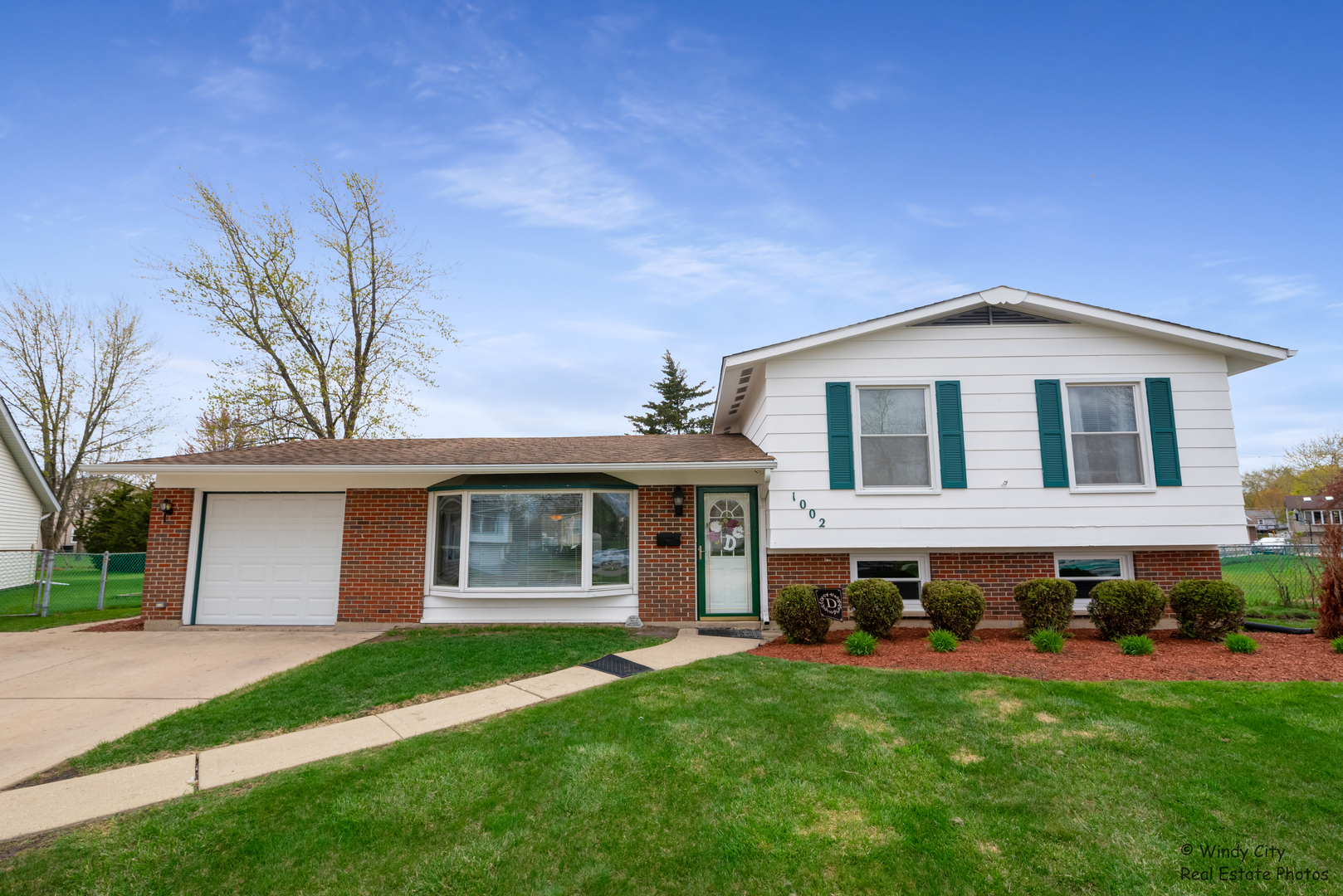 Property Photo:  1002 Roxbury Court  IL 60133 