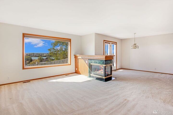 Property Photo:  1440 S Division St  WA 98837 