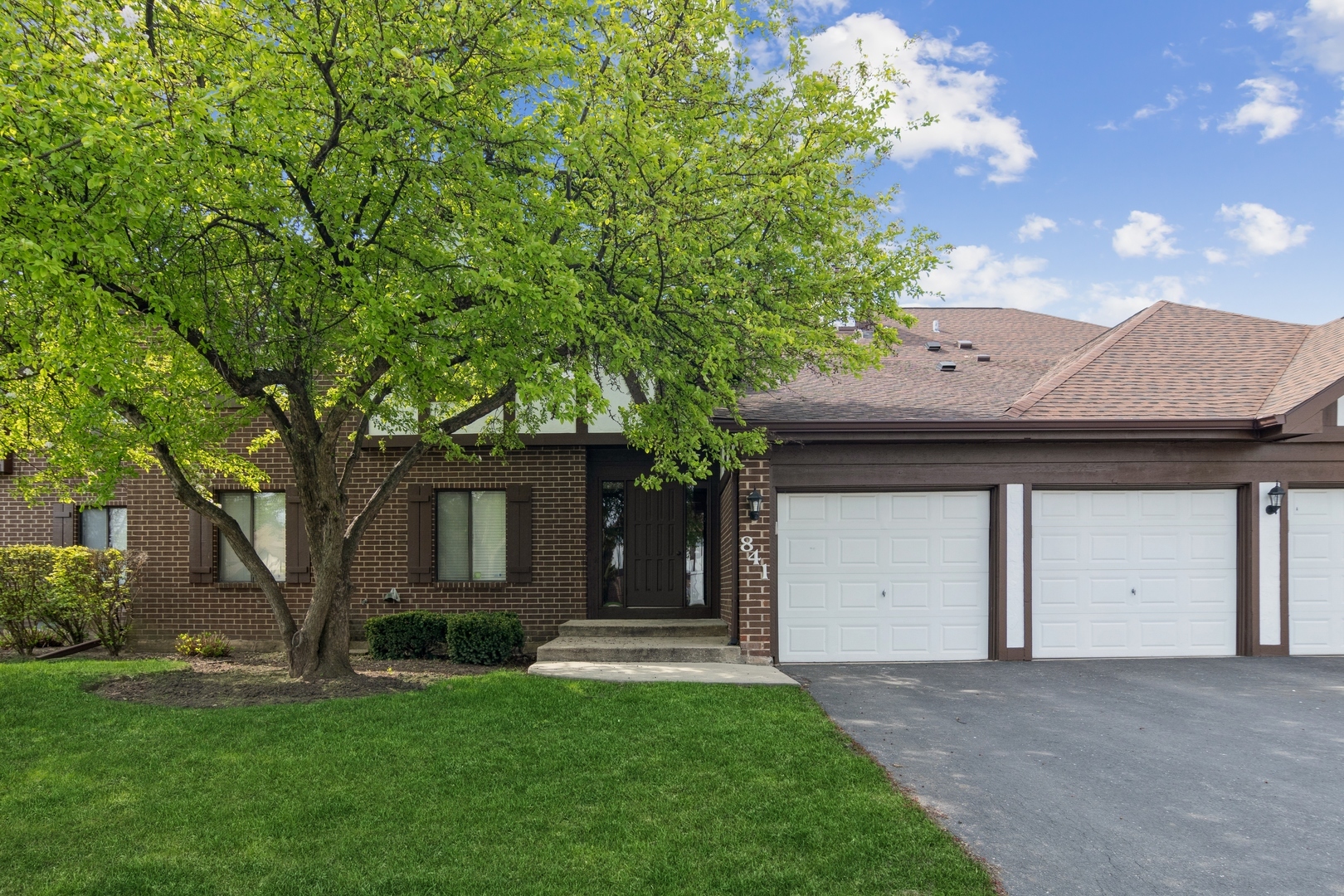 Property Photo:  841 Cross Creek Court D  IL 60172 