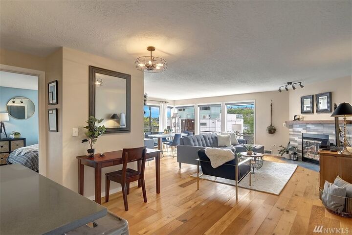 Property Photo:  2327 Yale Ave E  WA 98102 