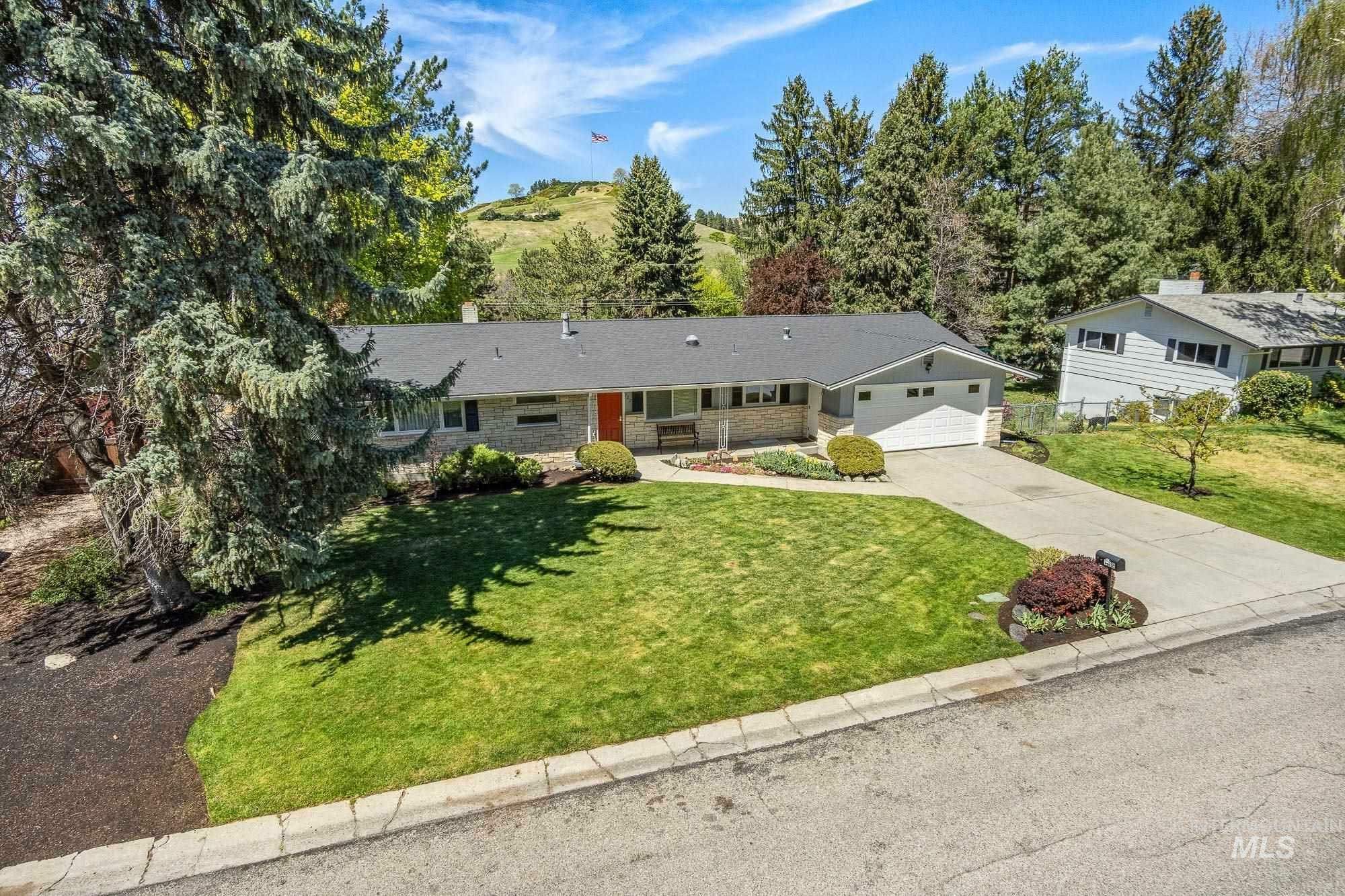 Property Photo: 722 W Braemere Rd ID 83702-1309