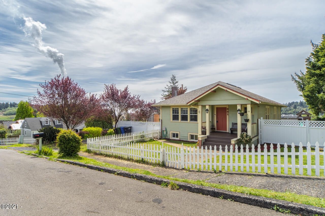 Property Photo:  881 SE Fir Street  OR 97391 