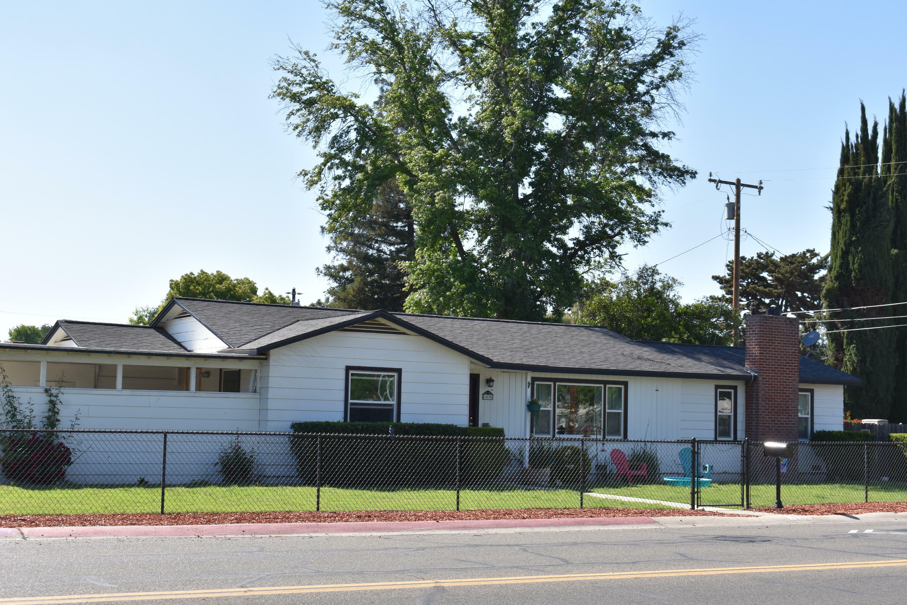 Property Photo:  1035 S Woodland Street  CA 93277 