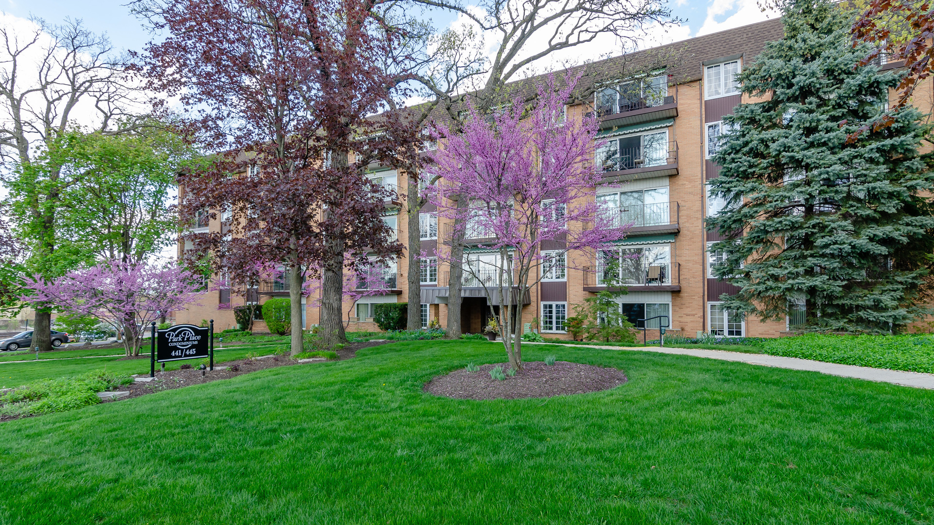 Property Photo: 441 N Park Boulevard 5F IL 60137