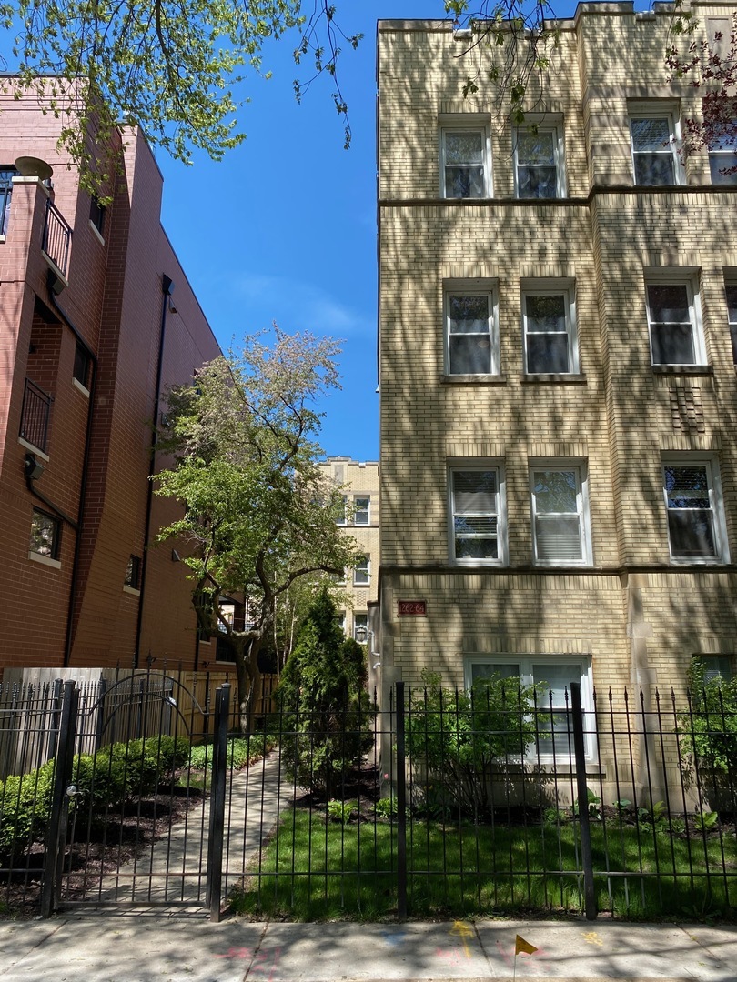 Property Photo: 1262 W Winona Street 2A IL 60640