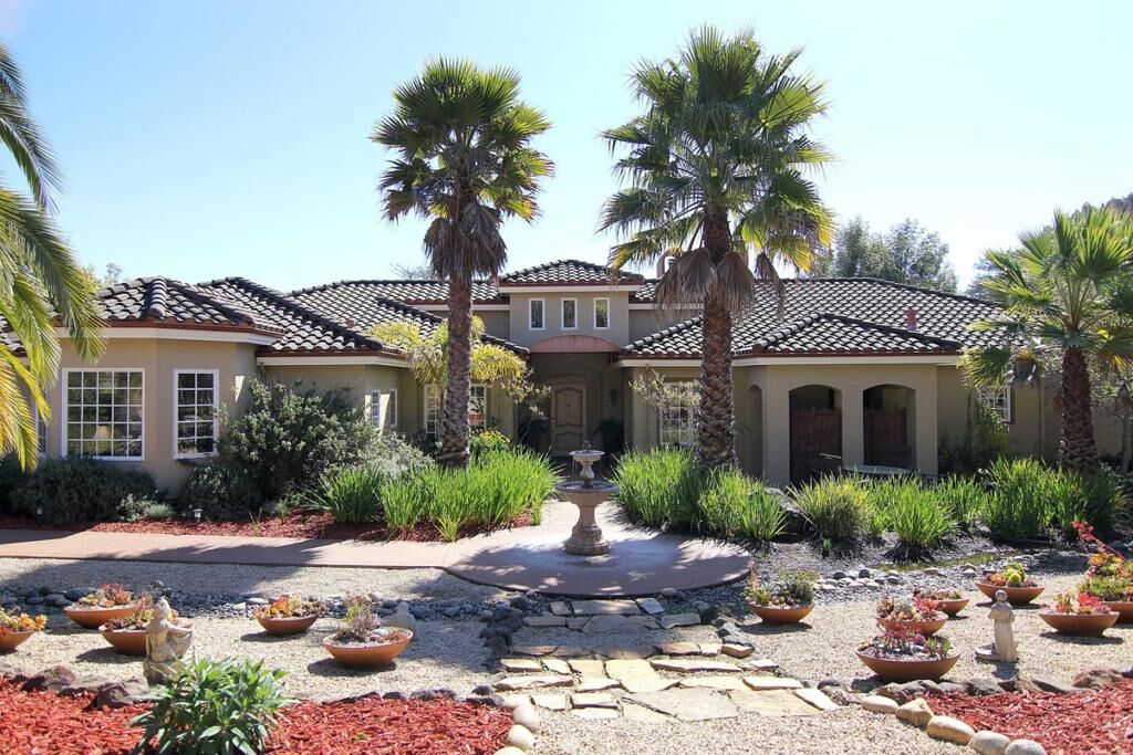 Property Photo:  