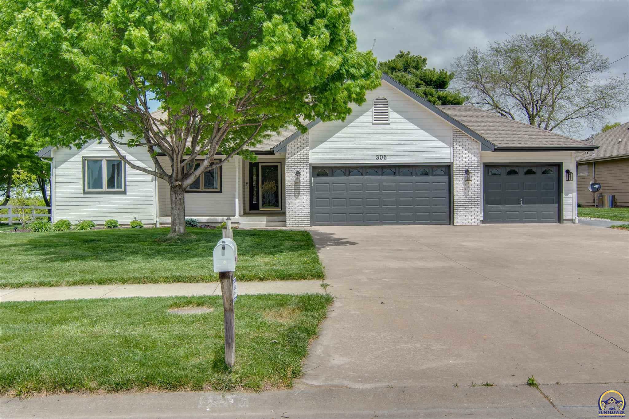 Property Photo: 306 E Lakewood Ter KS 66539