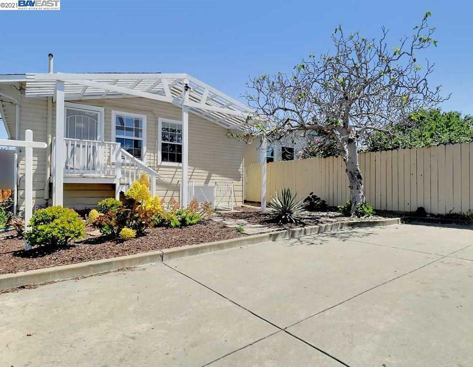 Property Photo:  4529 Market St  CA 94608 