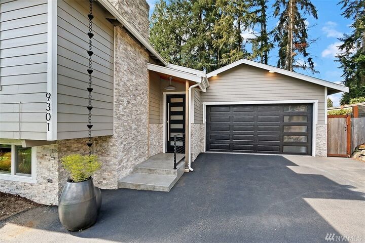 Property Photo:  9301 166th Place NE  WA 98052 