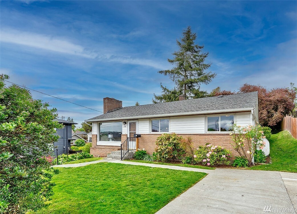 Property Photo:  1718 S Bennett St  WA 98108 