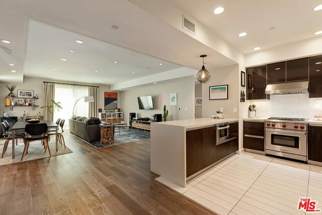 Property Photo: 441 S Barrington Ave 408 CA 90049
