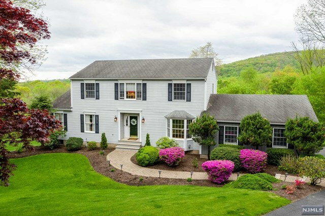 Property Photo:  8 Chapel Court  NJ 07082 