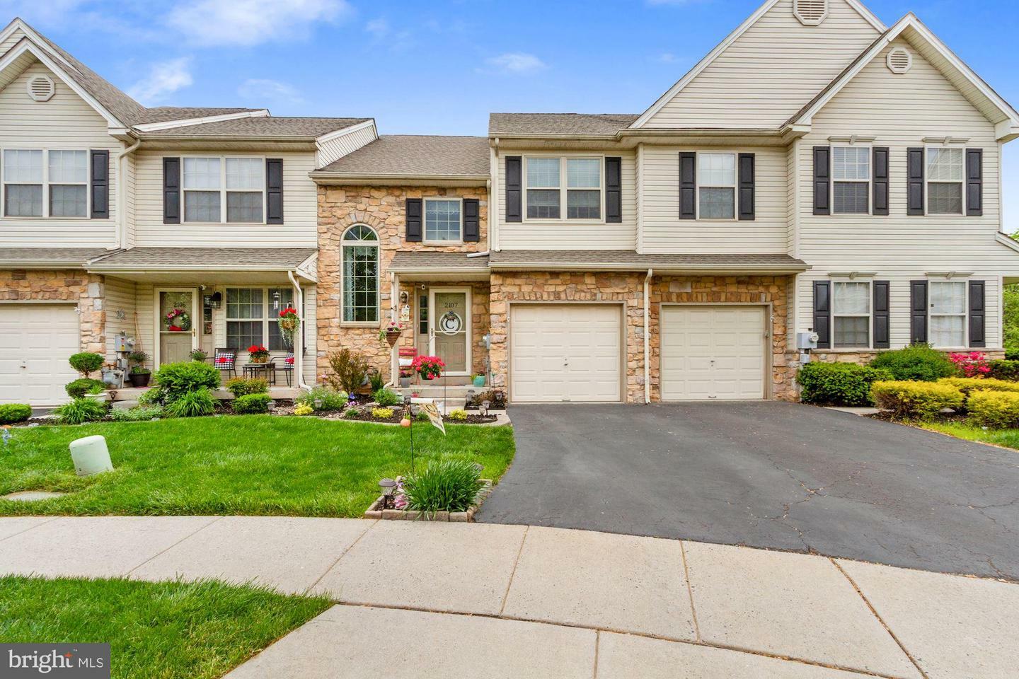 Property Photo: 2107 Royal Court PA 19468