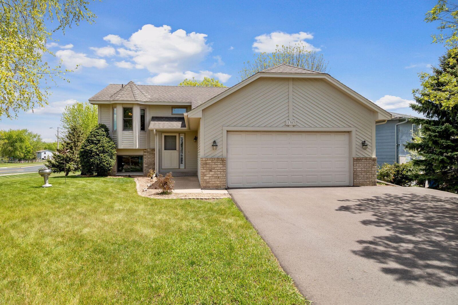 Property Photo:  1303 Minnesota Street S  MN 55379 