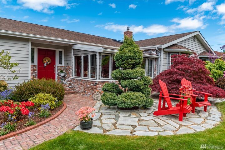 Property Photo:  585 Birch St  WA 98277 