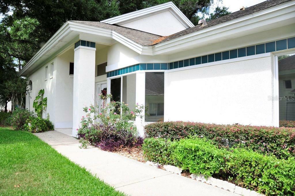 Property Photo: 817 Red Hibiscus Court FL 32712
