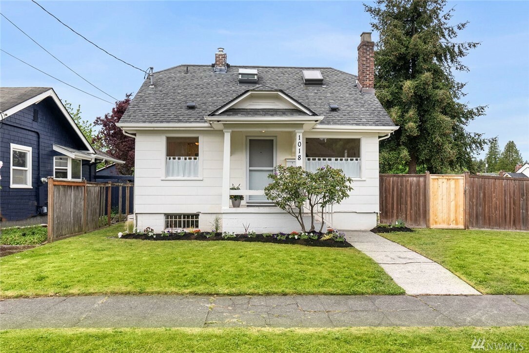 Property Photo:  1018 N Pine St  WA 98406 