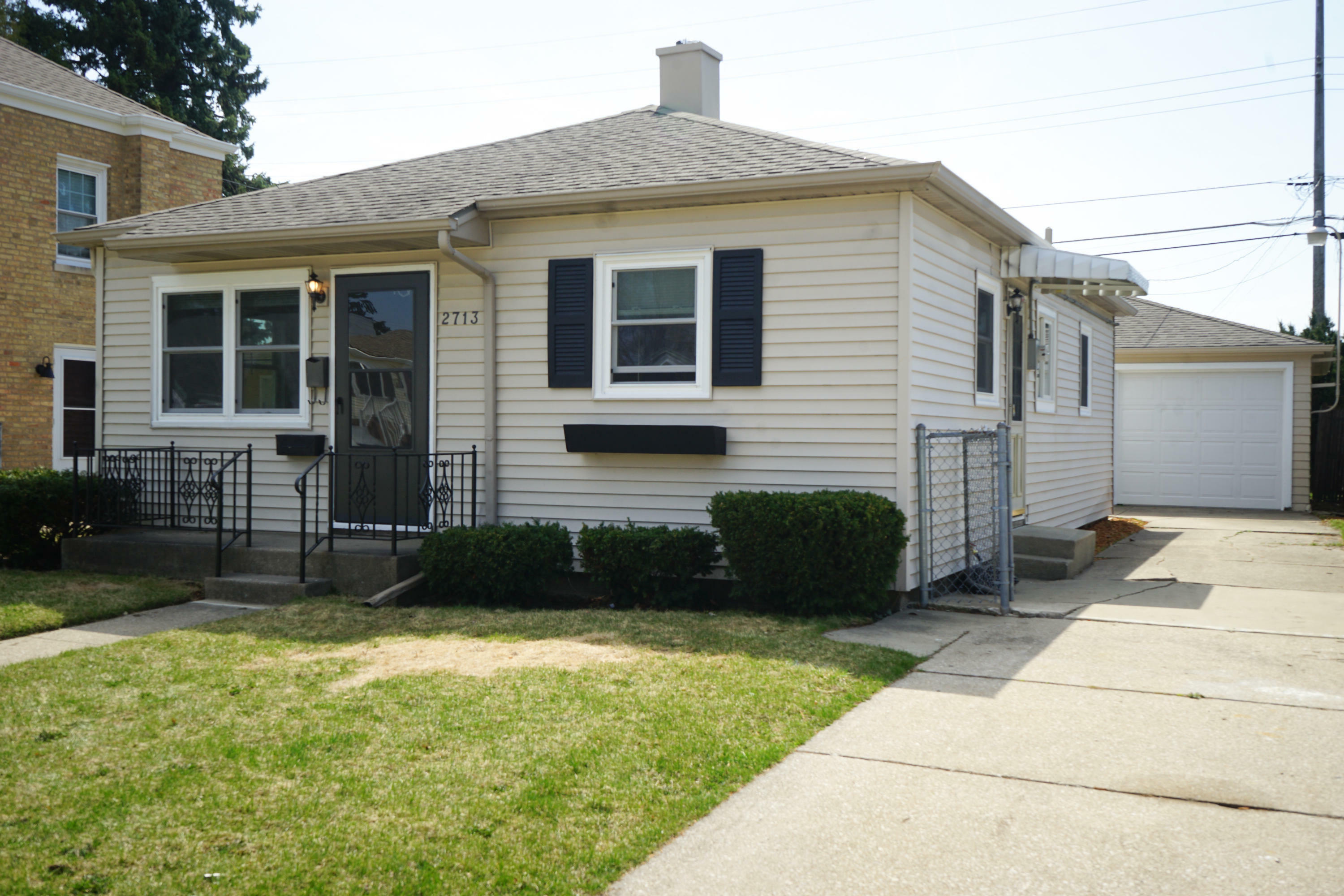 Property Photo:  2713 Dwight St  WI 53403 