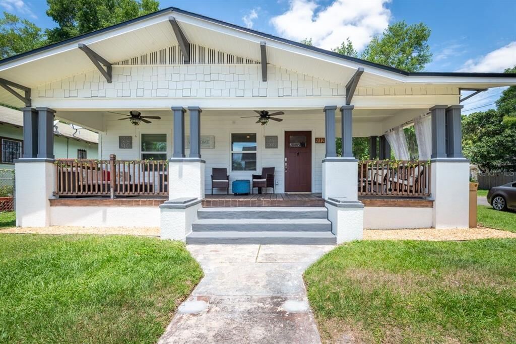 Property Photo:  912 E Ida Street  FL 33603 