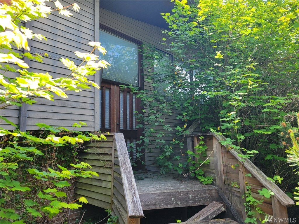 Property Photo:  17611 Talbot Rd  WA 98026 