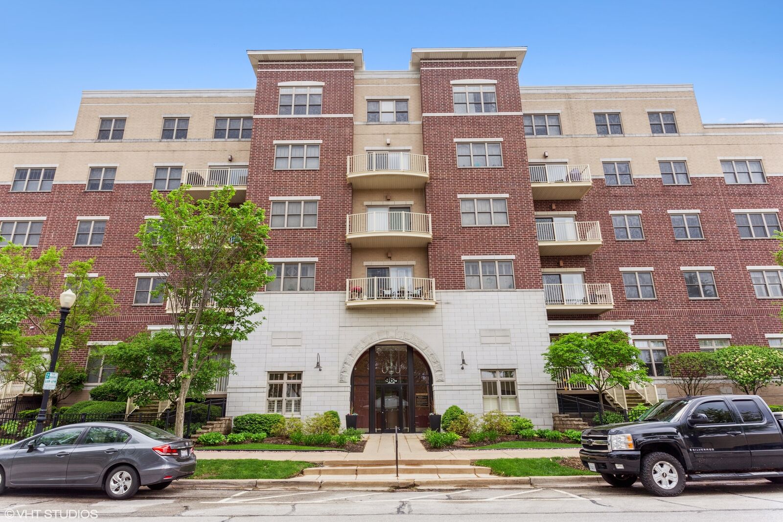 Property Photo: 965 Rogers Street 404 IL 60515