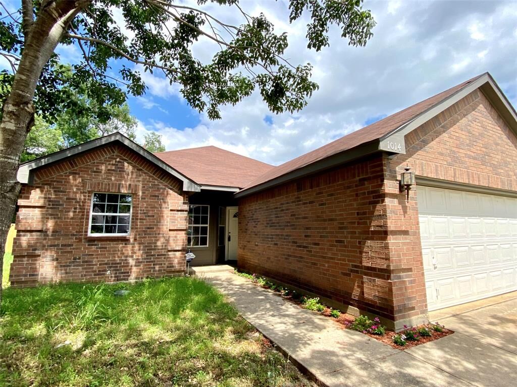 Property Photo: 1014 Montclova Court TX 75217