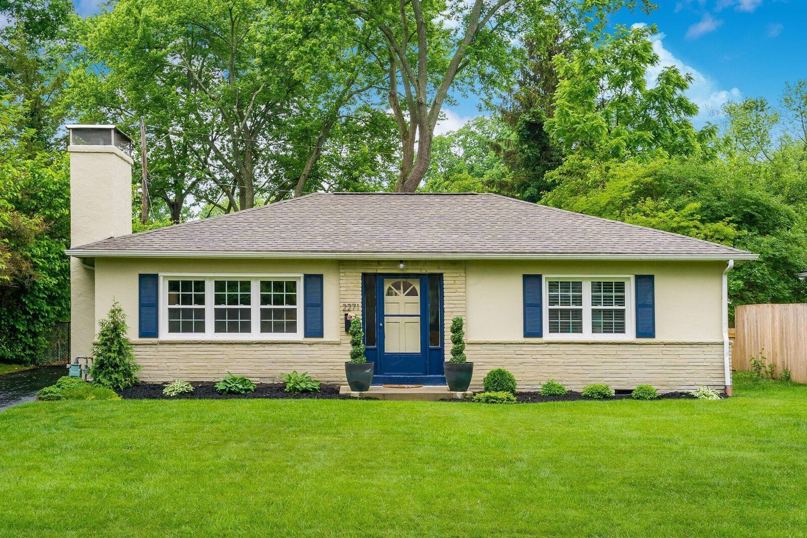 Property Photo:  2271 Edgevale Road  OH 43221 