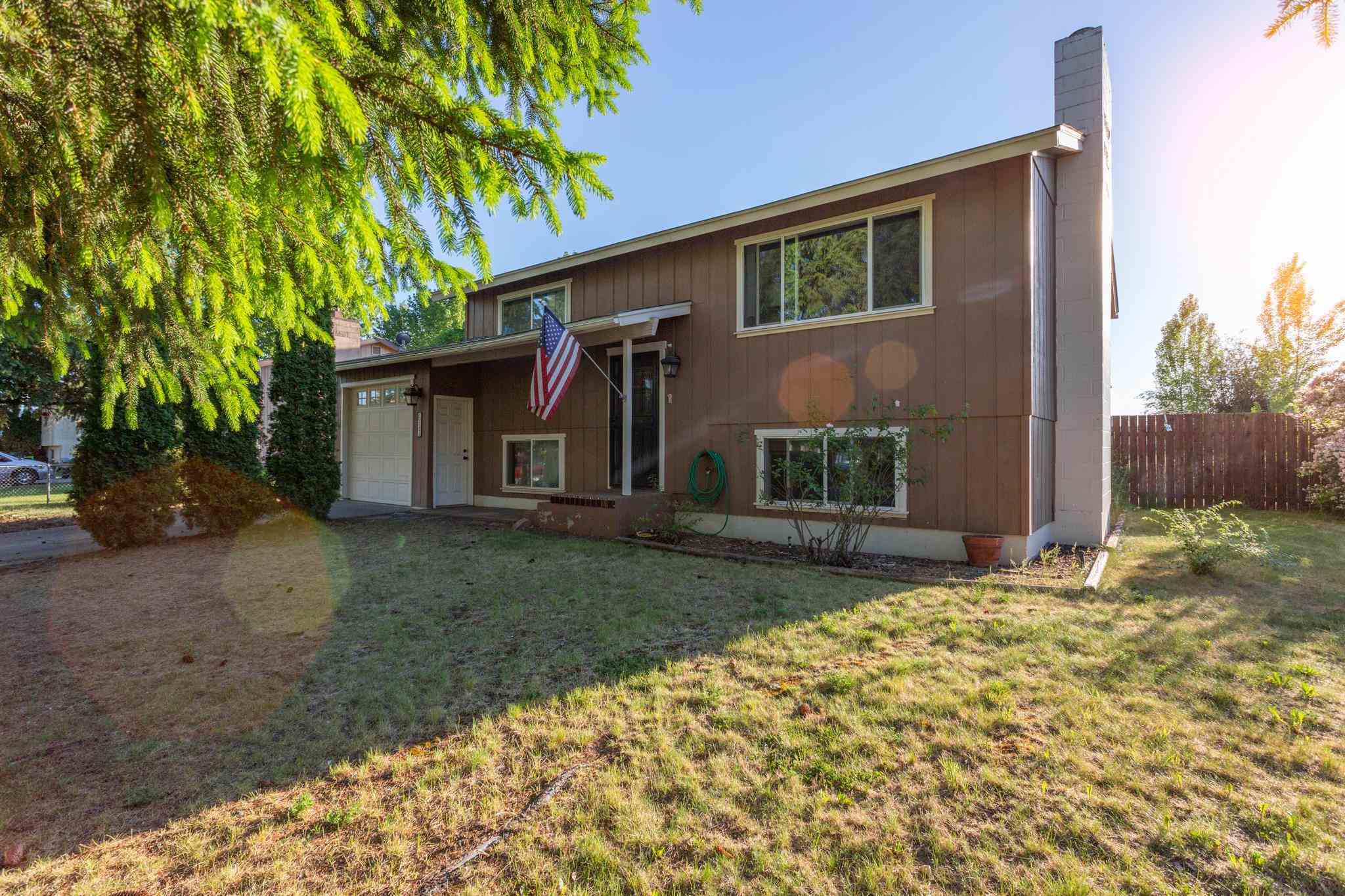 Property Photo:  617 N Moore St  WA 99037 