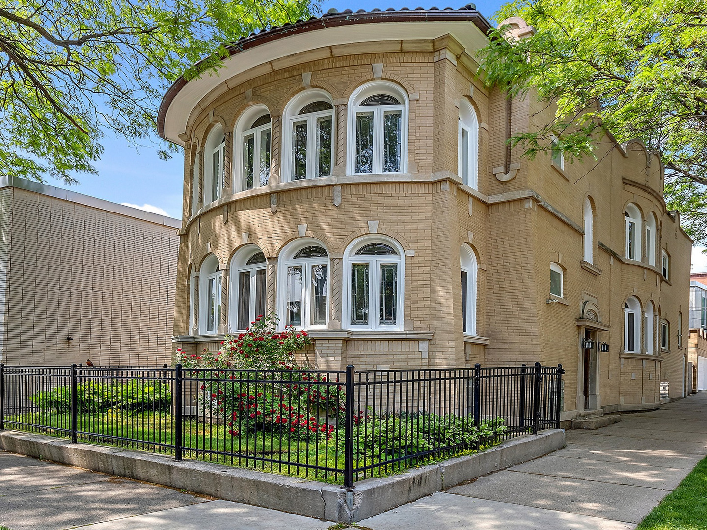 Property Photo:  2700 W Carmen Avenue  IL 60625 