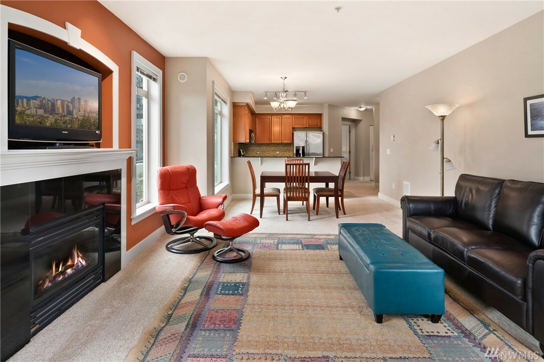 Property Photo: 5016 California Ave SW 401 WA 98136