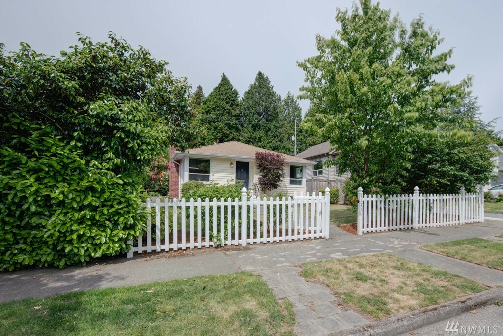 Property Photo:  4141 47th Ave SW  WA 98116 