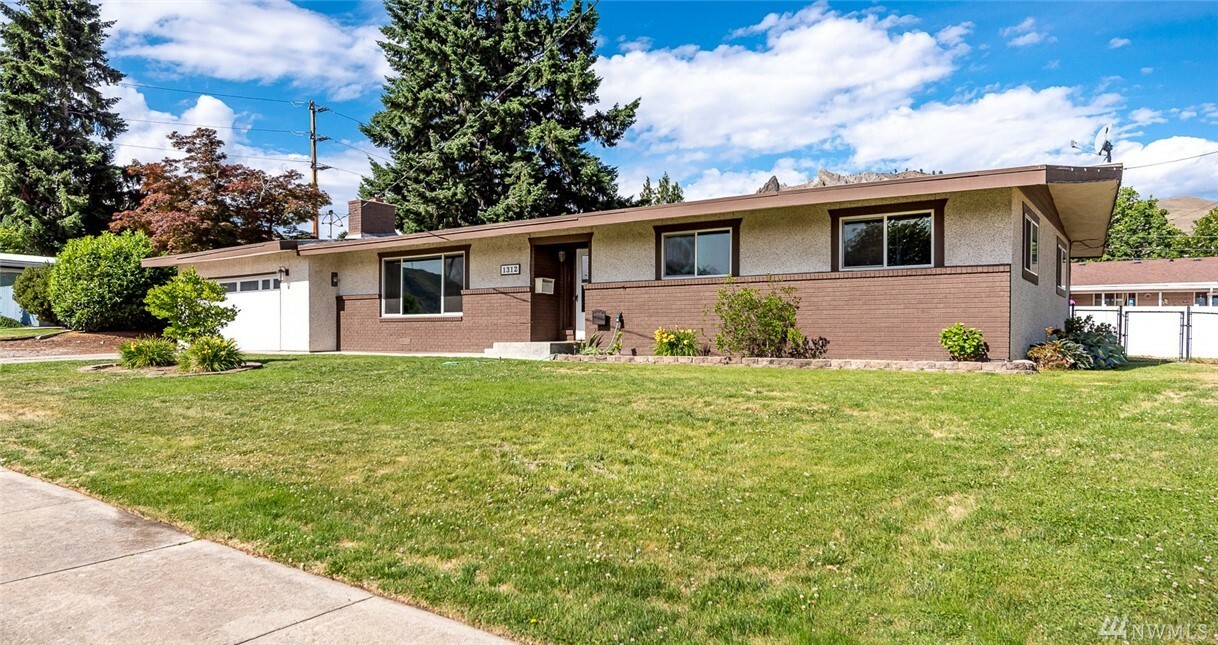 Property Photo: 1312 Ormiston WA 98801