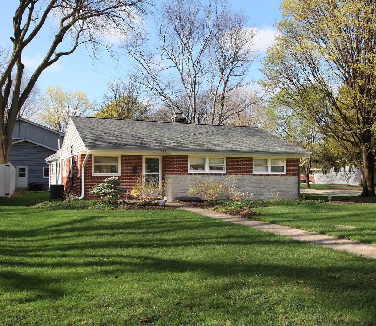 Property Photo:  525 McKinley Street  IL 60174 