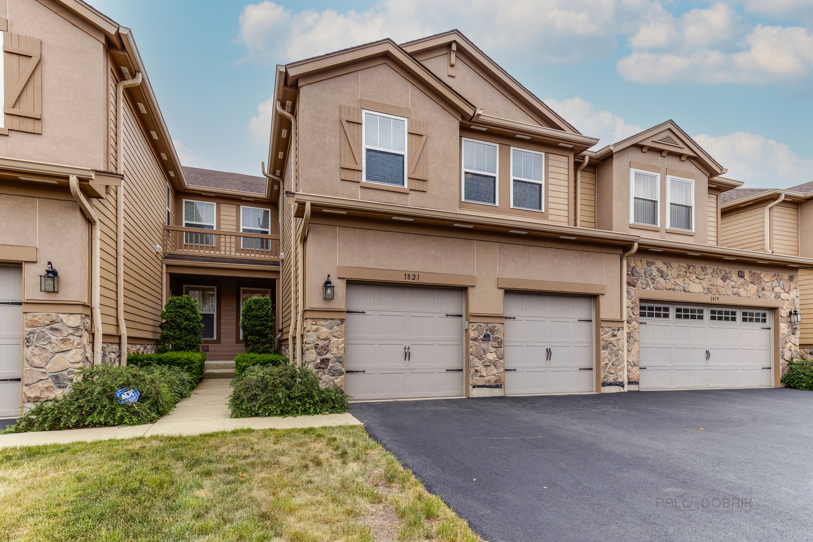Property Photo: 1821 Crenshaw Circle IL 60061