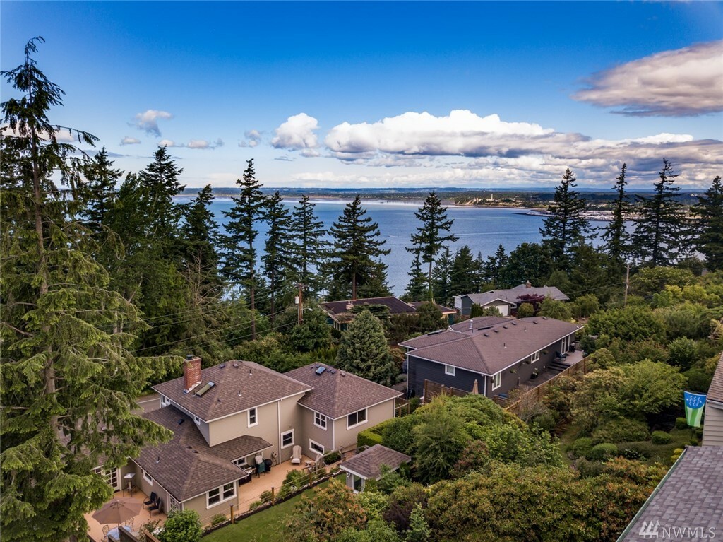 Property Photo:  420 Hillcrest Wy  WA 98225 