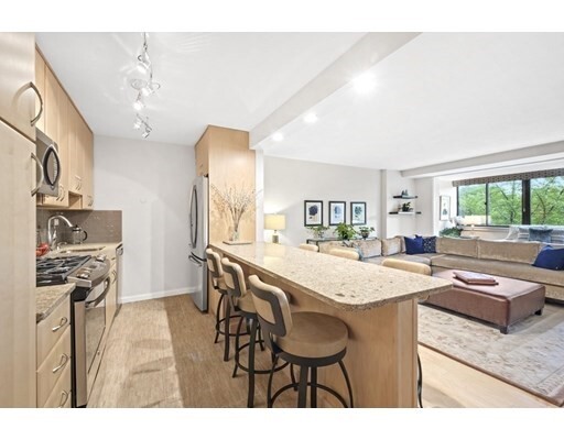 Property Photo: 2 Hawthorne Pl 5G MA 02114