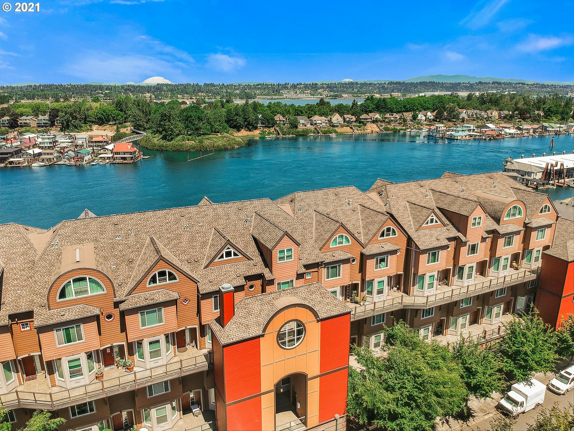 Property Photo: 905 N Harbour Dr 18 OR 97217