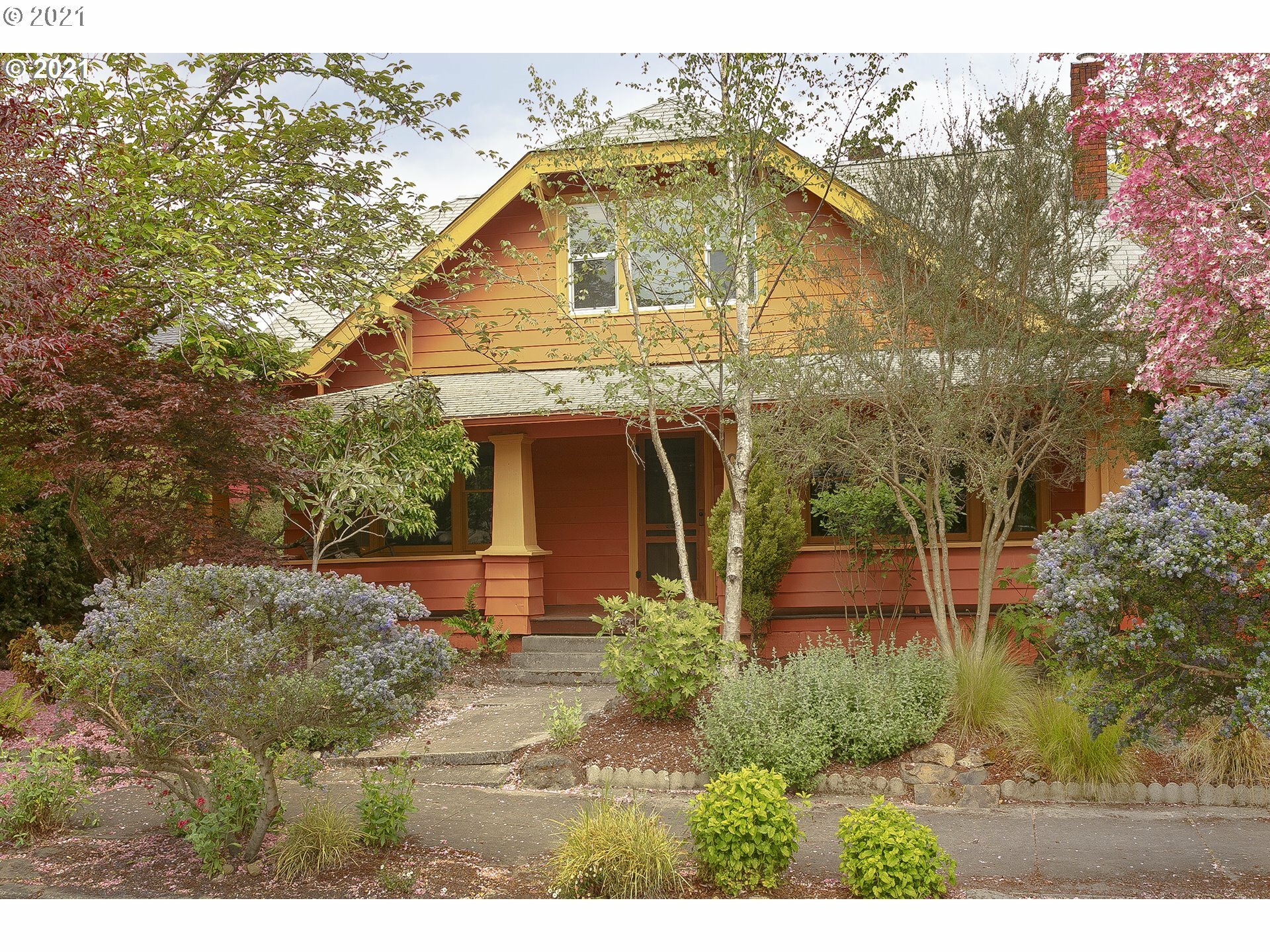 Property Photo: 907 N Holland St OR 97217