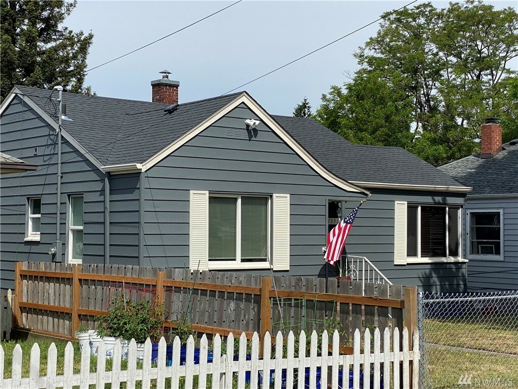 Property Photo: 1331 N Rainier Ave WA 98312
