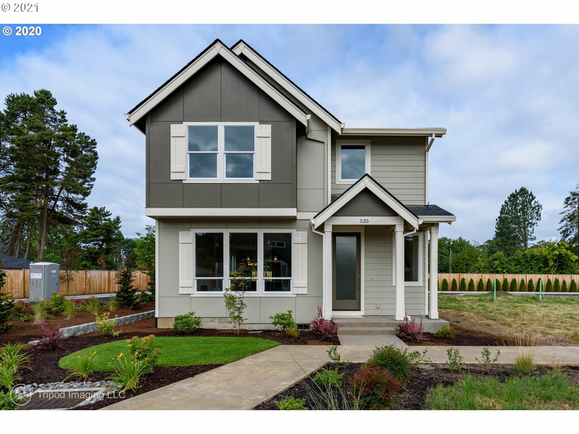 Property Photo: 615 NW Adams Ave OR 97124